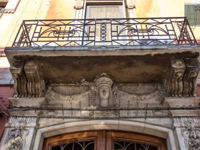 L�ingresso � incorniciato da paraste in marmo decorate con bassorilievi floreali...